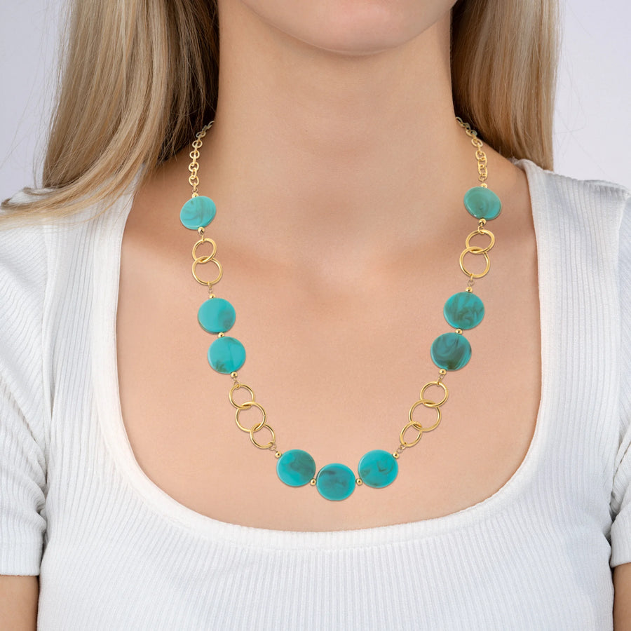 Collier long résine turquoise et anneaux entrelacés en acier doré, porté