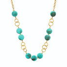 Collier long résine turquoise et anneaux entrelacés en acier doré