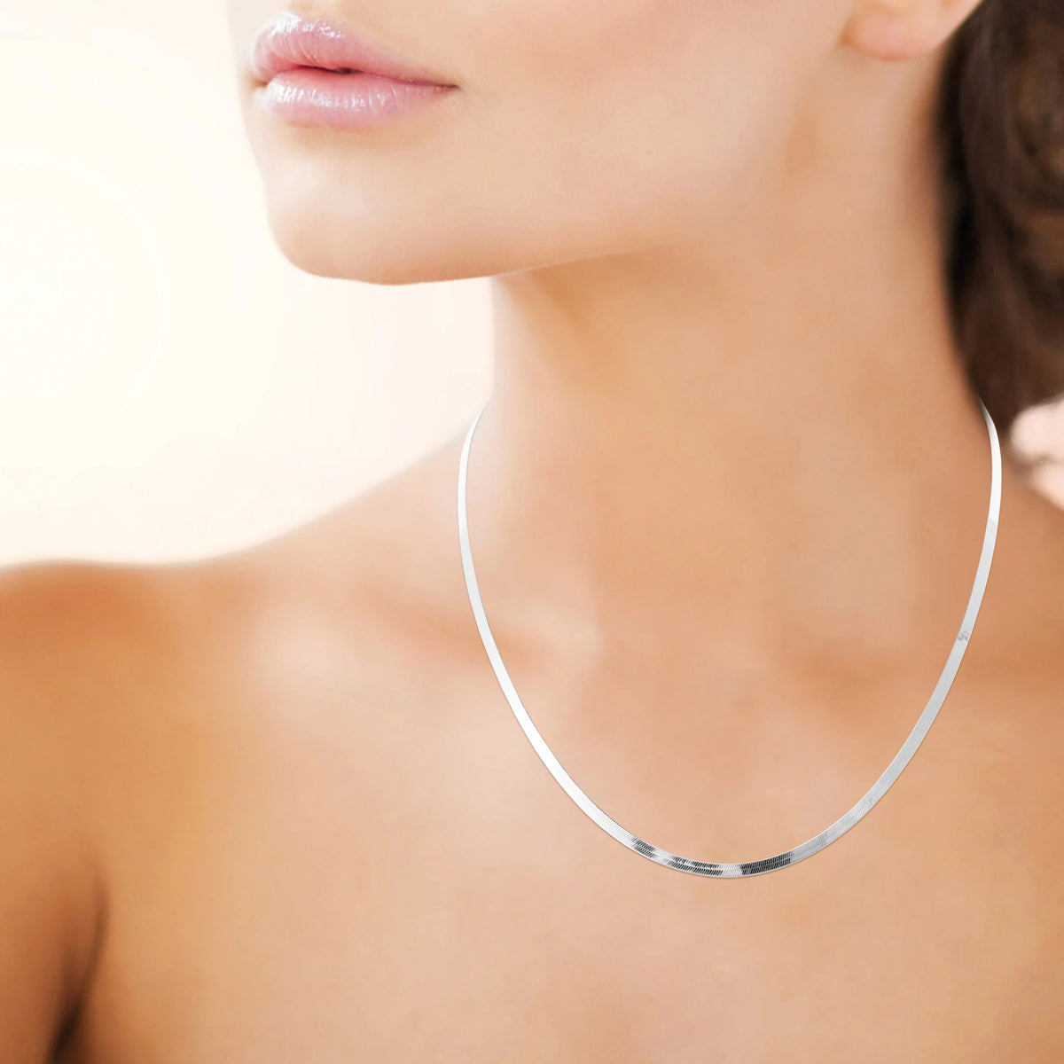 Collier maille chevron plate en argent 925 rhodié 45 cm, porté