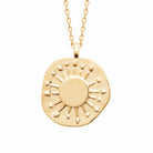 Collier médaille galet et soleil aux rayons perlés en plaqué or