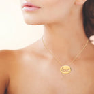 Collier médaille ovale ajourée du mot love en plaqué or