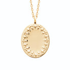 Collier médaille ovale aux étoiles striées en plaqué or