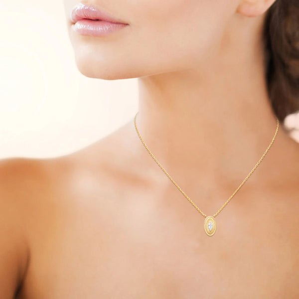 Collier médaille ovale rayonnée et zircon navette en plaqué or, autre vue