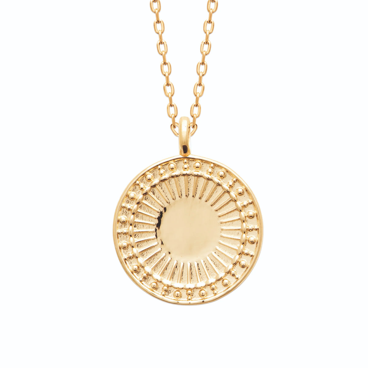 Collier médaille soleil à rayons gravés et perles en plaqué or