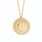 Collier médaille soleil à rayons gravés et perles en plaqué or