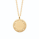 Collier médaillon cœurs et feuillages bordé de perles en plaqué or