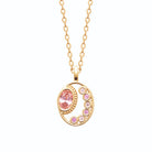 Collier médaillon ovale et croissant de lune pierres roses en plaqué or