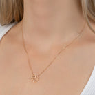 Collier pendentif arbre de vie en plaqué or, vue portée