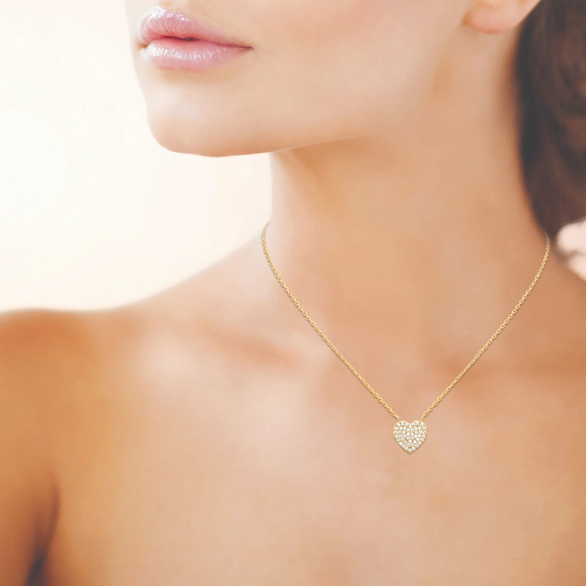 Collier pendentif cœur pavé de zircons en plaqué or, vue portée