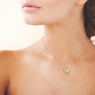 Collier pendentif cœur zircons en plaqué or, vue portée