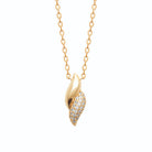 Collier pendentif coquille torsadée pavée de zircons en plaqué or