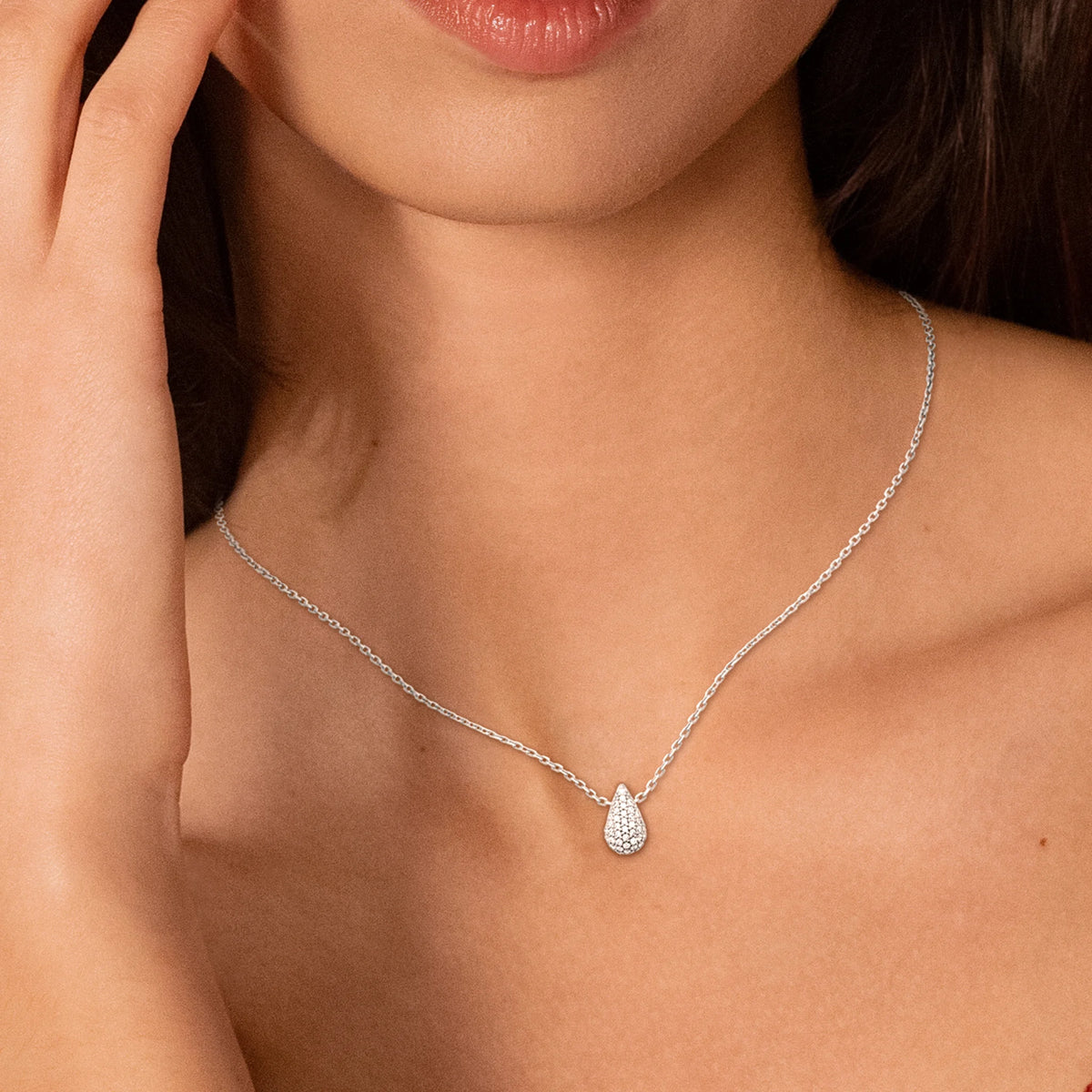 Collier pendentif goutte bombée pavée de zircons en argent 925, porté au cou