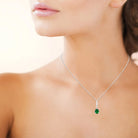 Collier pendentif pierre verte taille poire et bélière pavée en argent 925, porté au cou