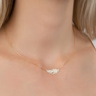 Collier pendentif plume en plaqué or, vue portée