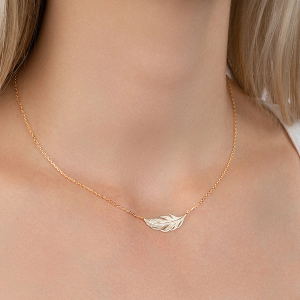 Collier pendentif plume en plaqué or, autre vue