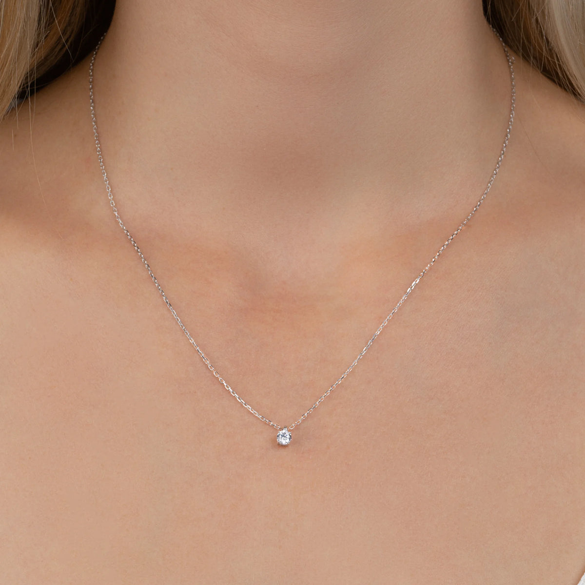 Collier pendentif solitaire zircon quatre griffes en argent 925, porté au cou