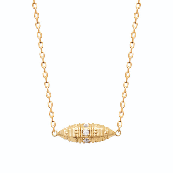Collier perle olive ciselée sertie de zircons en plaqué or
