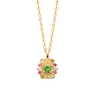 Collier plaque carrée à pierre verte et entourage rose en plaqué or