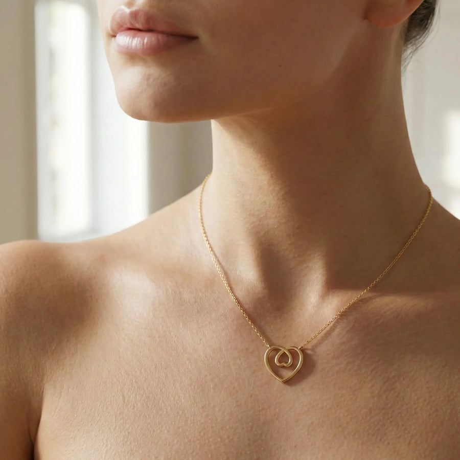 Collier Cœurs Entrelacés – Plaqué Or 18 Carats – Longueur 45 cm, porté