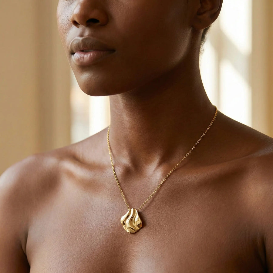 Collier Vague Dorée – Plaqué Or, 45 cm, porté