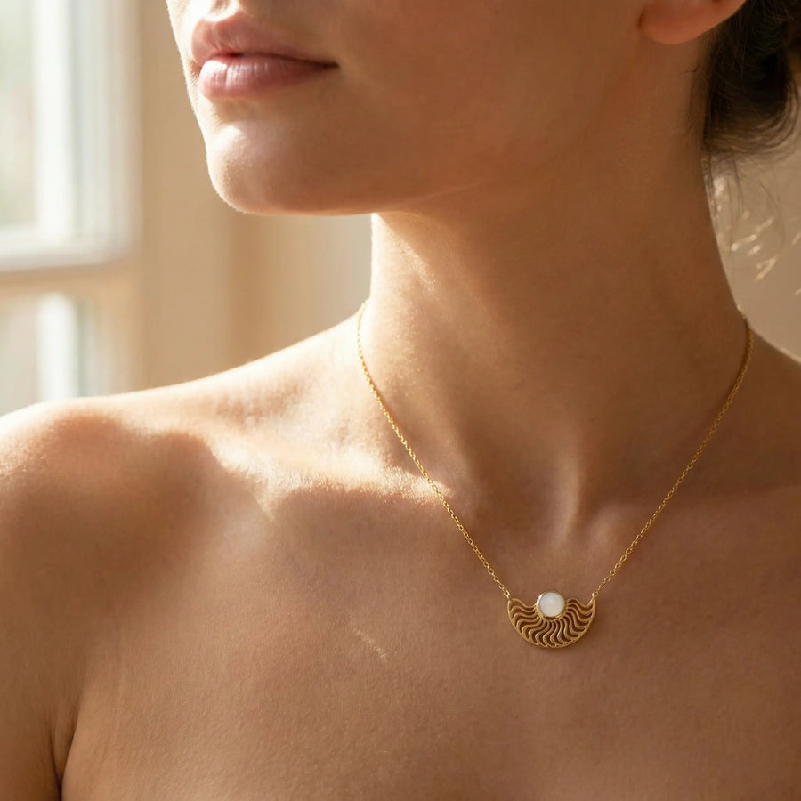 Collier Ondine – Plaqué Or 18 Carats et Pierre de Lune – Longueur 45 cm, porté