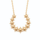 Collier plastron fer à cheval de fleurs granulées en plaqué or