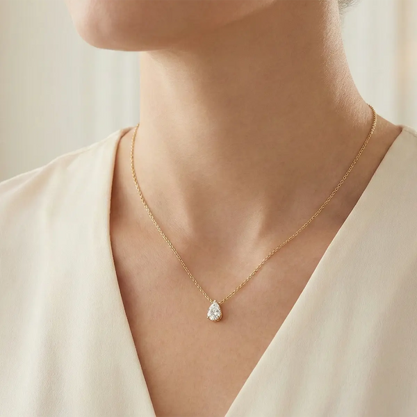 Collier princesse de 45 cm à pendentif goutte porté sur les clavicules