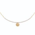 Collier rang de perles d’imitation et médaille martelée en plaqué or