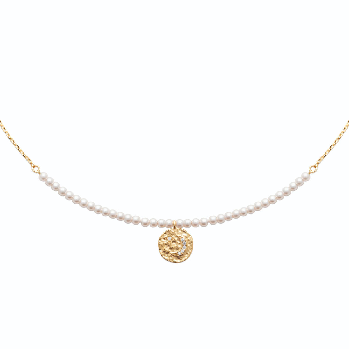 Collier rang de perles d’imitation et médaille martelée en plaqué or
