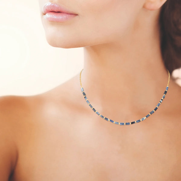 Collier rang de tubes de sodalite et perles dorées en plaqué or, autre vue
