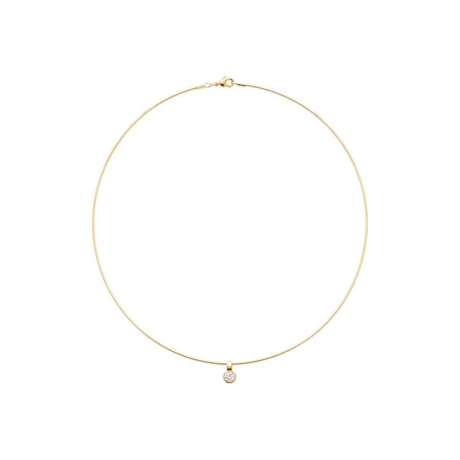 Collier ras du cou zircon rond en serti clos en plaqué or, porté