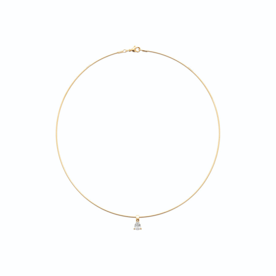 Collier ras du cou zircon poire serti à griffes en plaqué or, porté