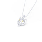 Collier tête de tigre en or blanc 18 carats, yeux en diamants jaunes, vue de trois quarts