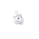Pendentif tête de tigre en or blanc 18 carats, yeux sertis de diamants noirs, en gros plan, atelier Bajoia de Sèvres