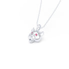 Collier tête de tigre en or blanc 18 carats, yeux en rubis, vue de trois quarts