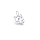 Pendentif tête de tigre en or blanc 18 carats, yeux sertis de rubis, en gros plan, atelier Bajoia de Sèvres