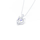 Collier tête de tigre en or blanc 18 carats, yeux en saphirs bleus, vue de trois quarts