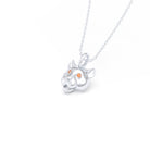 Collier tête de tigre en or blanc 18 carats, yeux en saphirs orange, vue de trois quarts