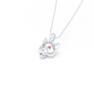 Collier tête de tigre en or blanc 18 carats, yeux en saphirs rouges, vue de trois quarts