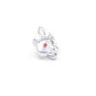 Pendentif tête de tigre en or blanc 18 carats, yeux sertis de saphirs rouges, en gros plan, atelier Bajoia de Sèvres