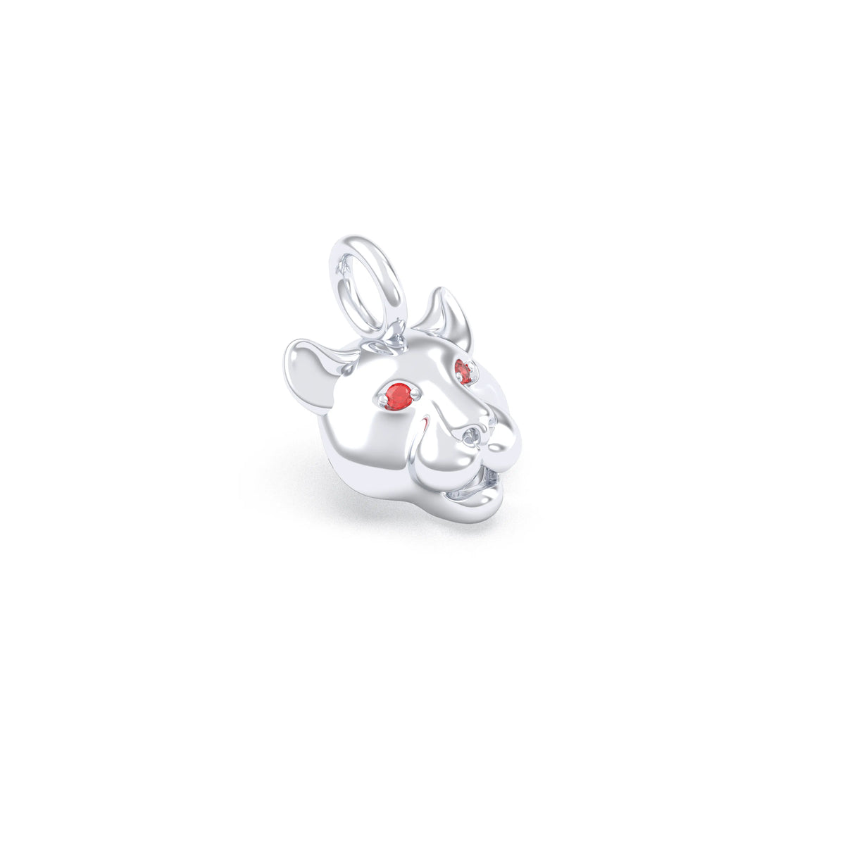 Pendentif tête de tigre en or blanc 18 carats, yeux sertis de saphirs rouges, en gros plan, atelier Bajoia de Sèvres