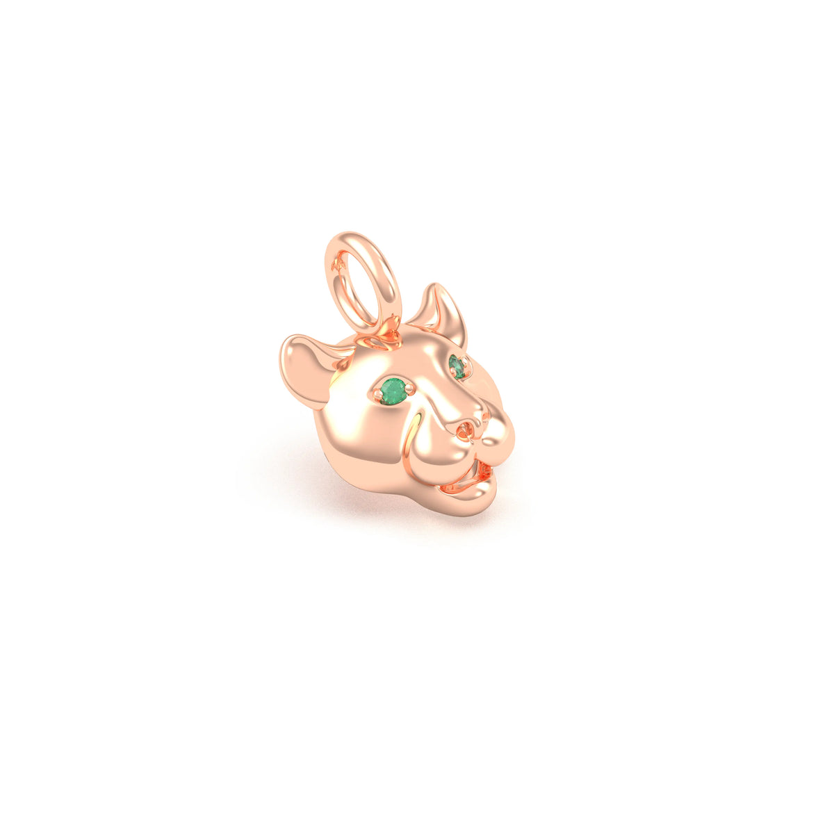 Pendentif tête de tigre en or rose 18 carats, yeux sertis d’émeraudes, en gros plan, atelier Bajoia de Sèvres