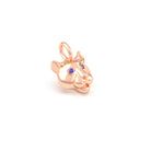 Pendentif tête de tigre en or rose 18 carats, yeux sertis de saphirs bleus, en gros plan, atelier Bajoia de Sèvres