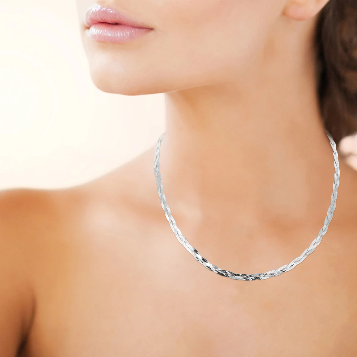 Collier tresse maille chevron en argent 925 rhodié 45 cm, porté
