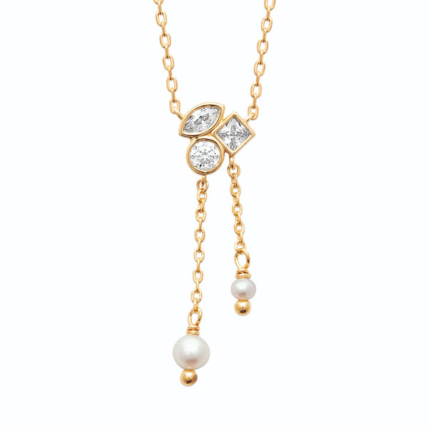 Collier en plaqué or à trio de zircons sertis clos navette, carré et rond, pampilles de perles de culture