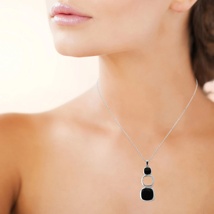 Collier chute de trois carrés et laque noire en acier inoxydable, porté