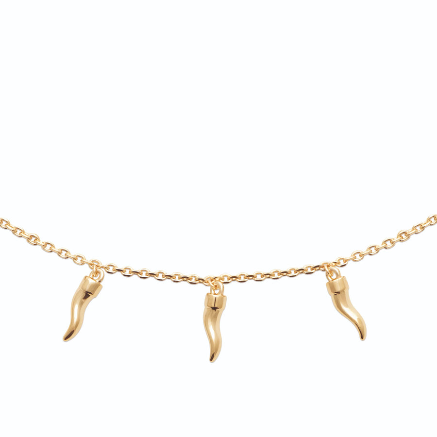 Collier trois cornes porte-bonheur en plaqué or, porté