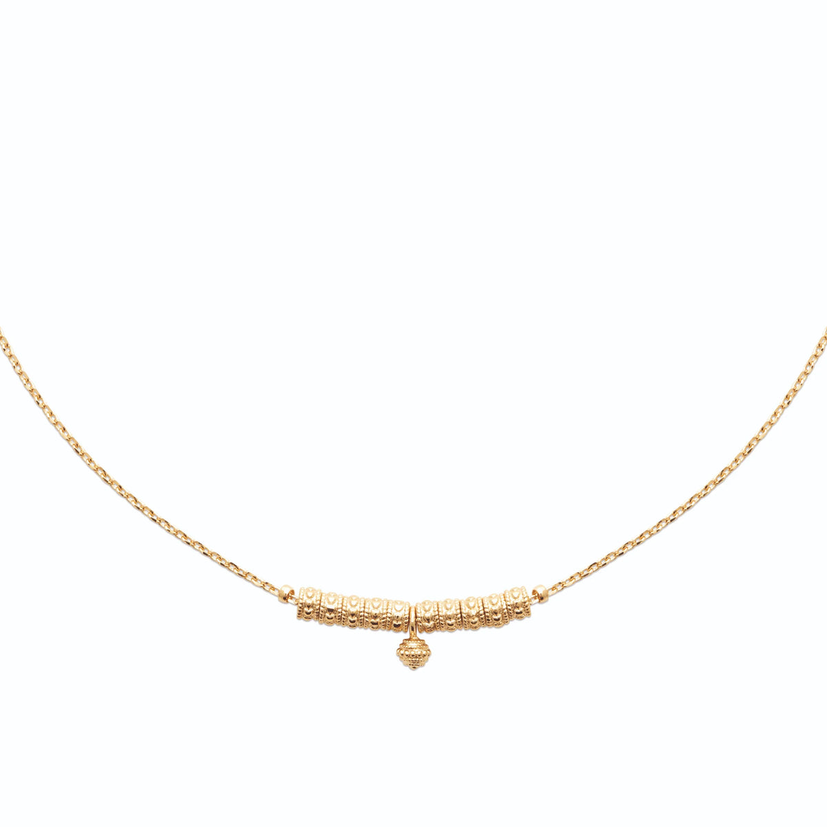 Collier chaîne fine à tubes granulés et perle de métal en plaqué or