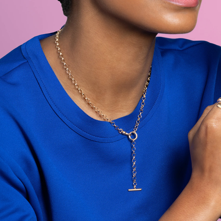 Collier en Y chaîne jaseron, anneau et barrette en T en plaqué or, porté