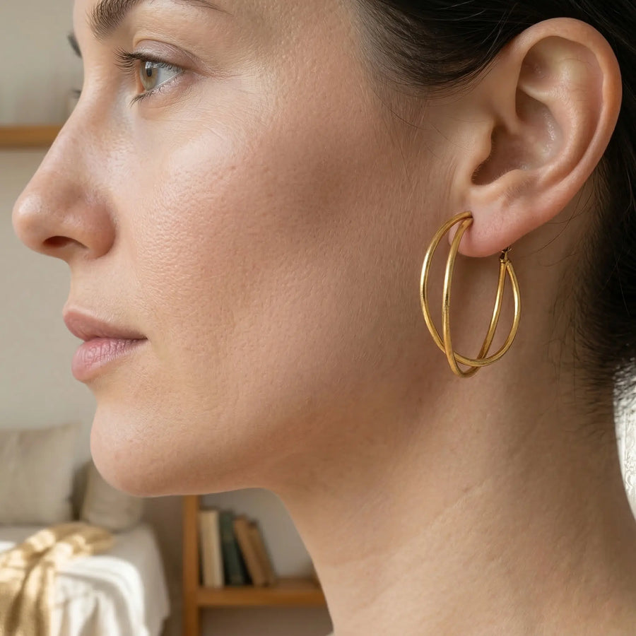 Boucles d’oreilles Créoles "Double Anneau Entrelacé" en PVD Doré, vue de face